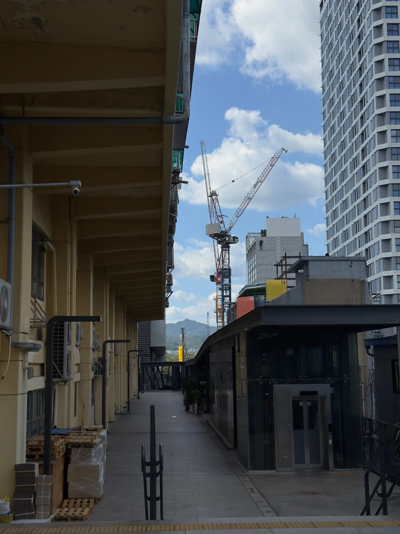 Construction crane over Seongsu rooftops