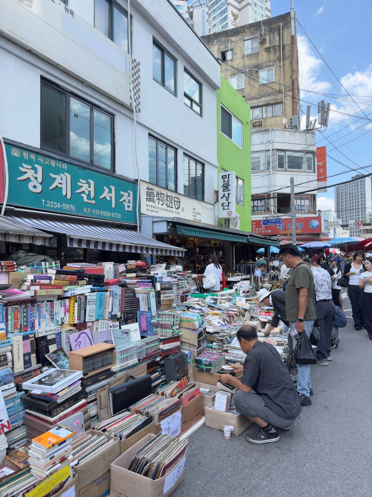 Seoul outdoor book market